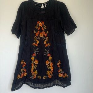 FREE PEOPLE BLACK SHIFT SHIRT DRESS W/ EMBROIDERED FLORAL ASCENTS | SMALL PETITE